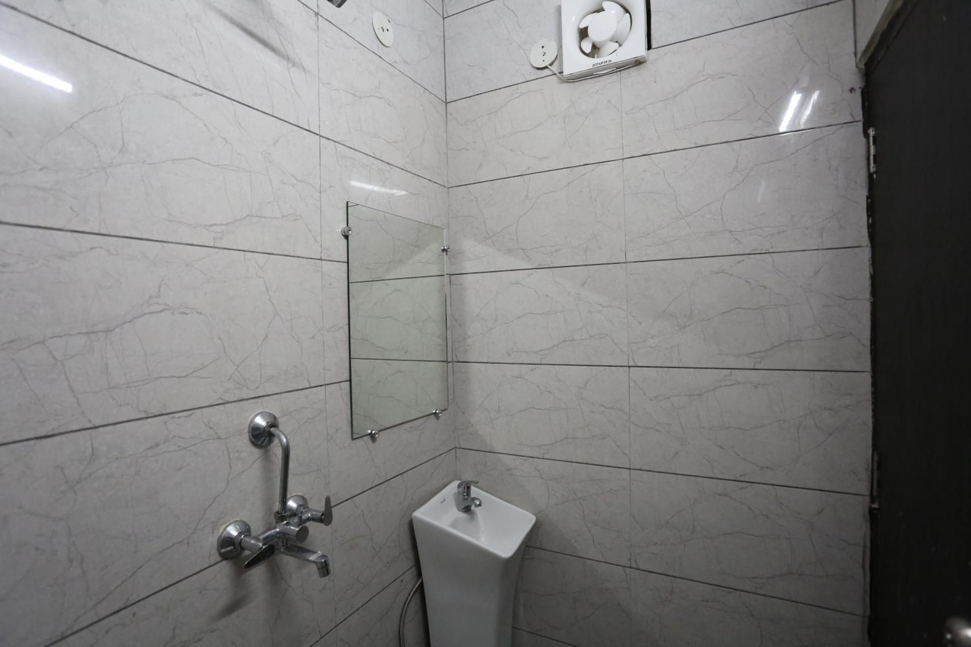 Hotel Twamev Couple Friendly Laxmi Nagar ニューデリー エクステリア 写真